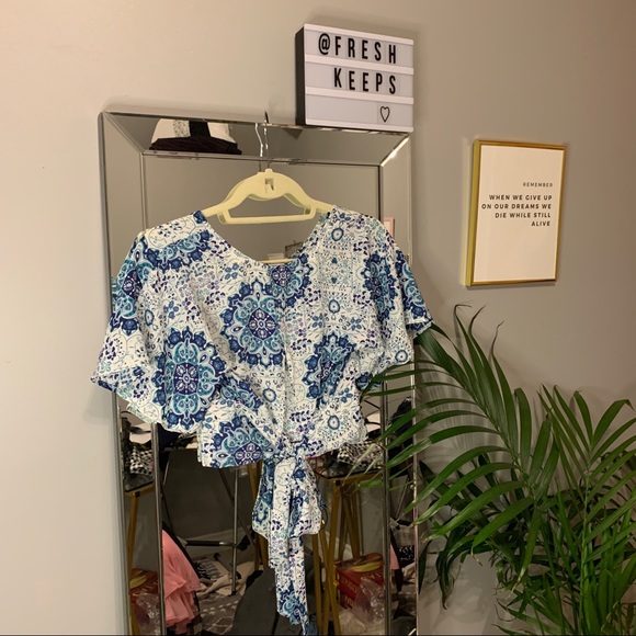 American Rag TIE Back Flutter Sleeve Croptop - Picture 3 of 5